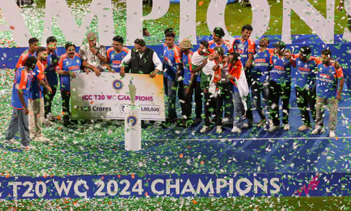 BCCI gave a cheque of Rs 125 crore to Team India.