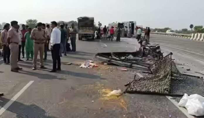 over-60-injured-as-overloaded-bus-overturns-on-purvanchal-expressway-in-up