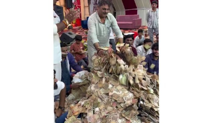 singer-nearly-buried-under-cash-at-gujarat-dayro-event--donations-to-fund-girls-hoste