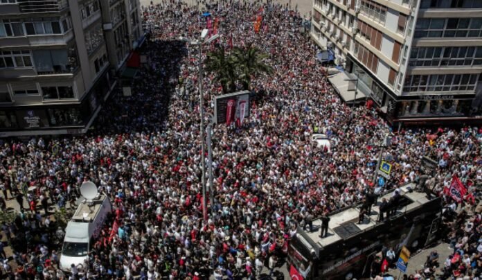turkish-riot-police-use-water-
